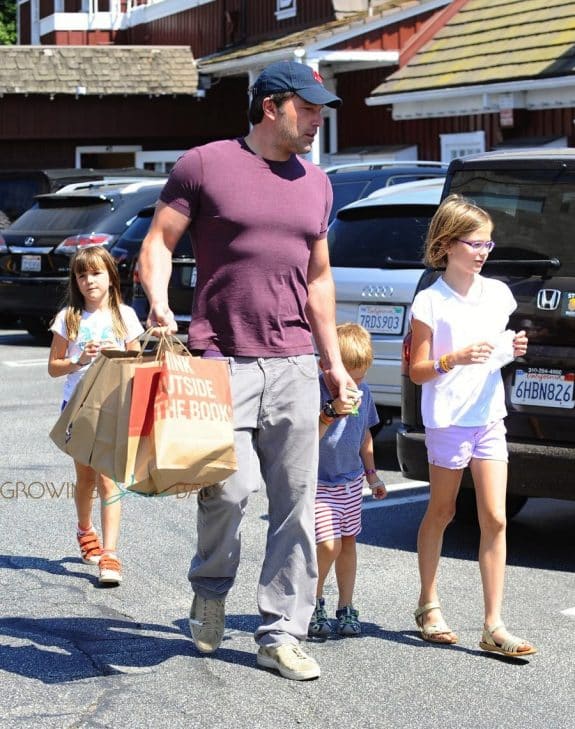 Ben Affleck arrives at the market with his kids Violet, Seraphina and Sam