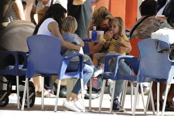 Elsa Pataky at Warner Bros Amusement Park in Spain