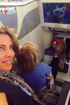 Elsa Pataky on the airplane with her son