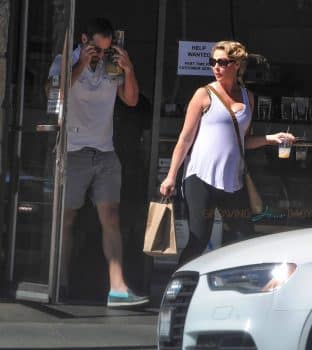 josh-kelly-and-a-pregnant-katherine-heigl-out-in-la