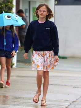violet-affleck-arrives-at-church-in-the-rain