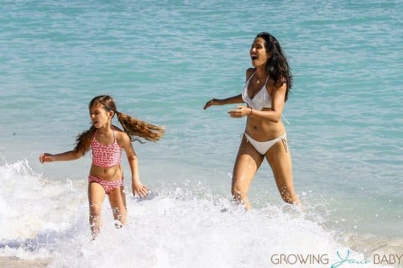  Padma Lakshmi & Her Daughter Krishna Dell Enjoy A Beach Day In Miami