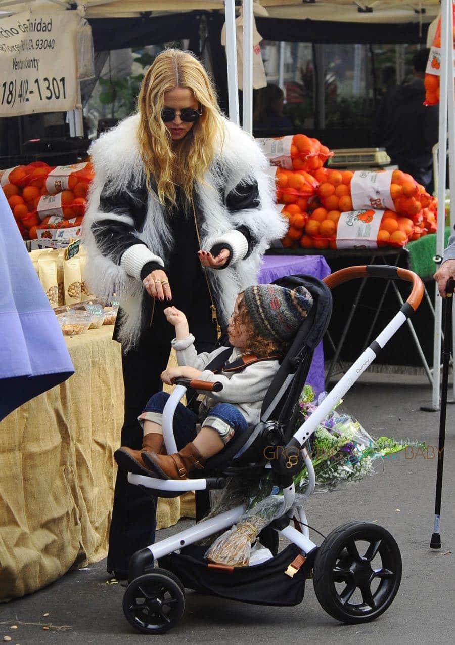 rachel-zoe-and-her-family-shop-at-a-farmers-market-in-los-angeles-california-on-november-27-2016