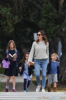 Jennifer Garner out in Brentwood with kids Violet, Seraphina and Sam Affleck 2017