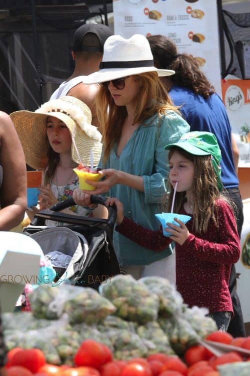 Isla Fisher shops at the Farmer's Market with her kids Olive, Elula and Monty Cohen