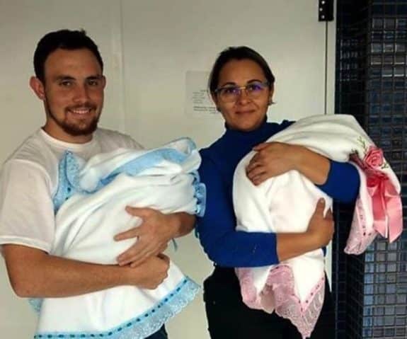 Muriel Padilha, father, and Angela Silva, the twin's grandmother - family reunited after almost 100 days of hospitalization