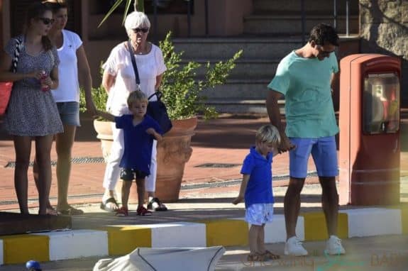 Roger Federer and his sons Leo and Lenny go on a walk in Portisco ...