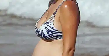 A pregnant Jamie-Lynn Sigler hits the beach in Maui