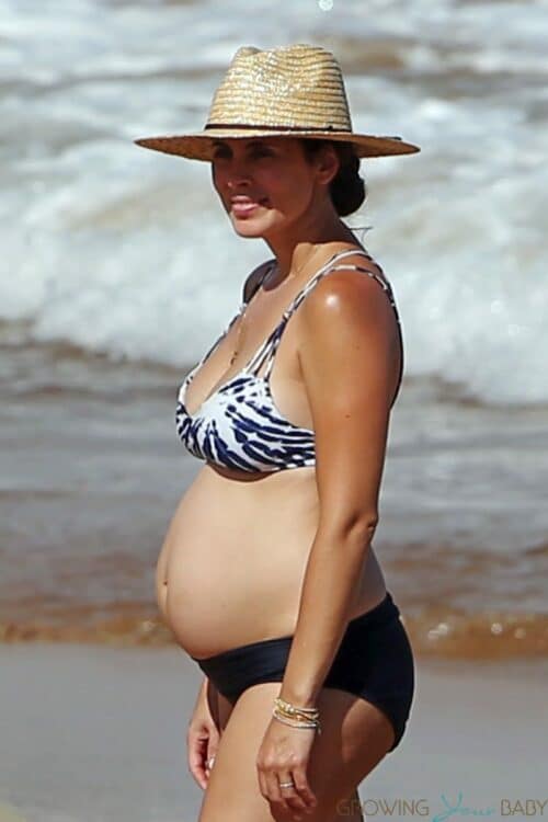 A pregnant Jamie-Lynn Sigler hits the beach in Maui