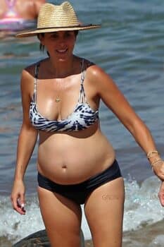 A pregnant Jamie-Lynn Sigler hits the beach in Maui