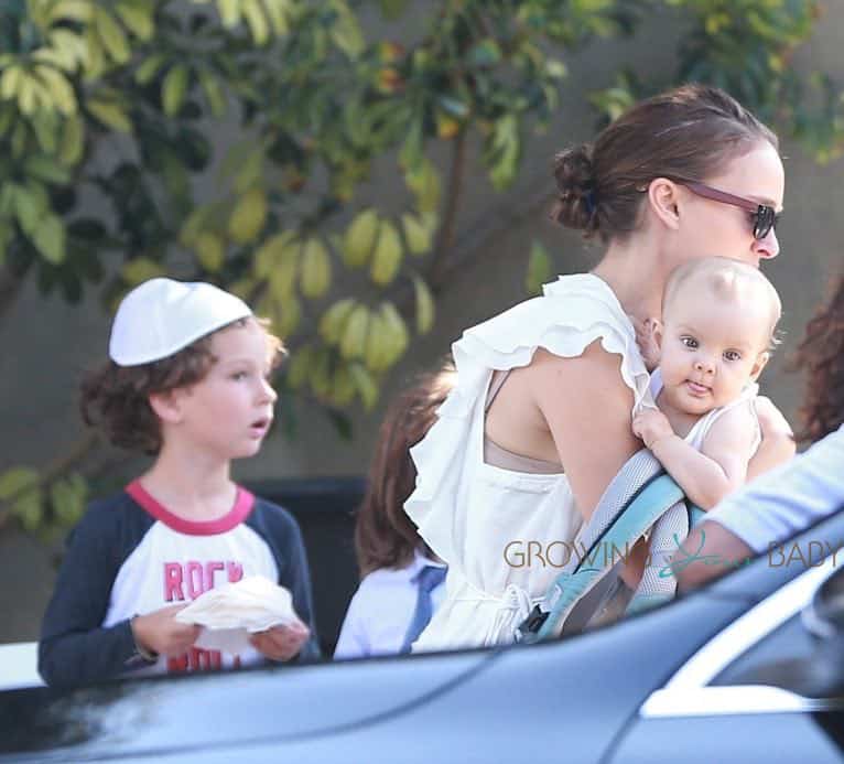Natalie Portman leaves church with daughter Amalia Milipied