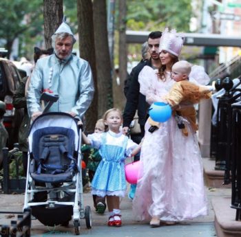 Alec-Baldwin-and-Hilaria-Baldwin-Trick-or-Treat-as-The-Wizard-of-Oz-cast