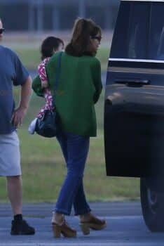 Ryan-Gosling-at-the-airport-with-his-daughter