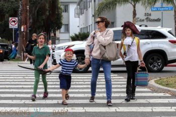 Jennifer-Garner-and-the-Kids-go-Trick-or-Treating-in-the-neighborhood
