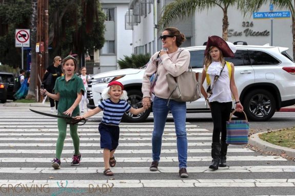 Jennifer-Garner-and-the-Kids-go-Trick-or-Treating-in-the-neighborhood