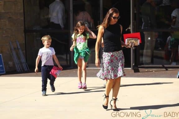 Jennifer-Garner-leaves-church-with-her-kids-Sam-and-Seraphina-Affleck