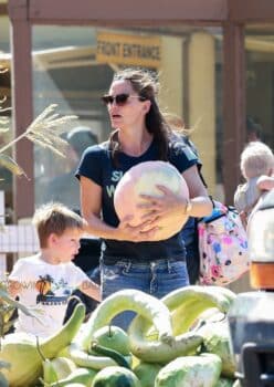 Jennifer-Garner-picks-pumpkins-at-underwood-farms-