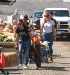 Jennifer-Garner-picks-pumpkins-at-underwood-farms