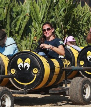 Jennifer-Garner-rides-the-Bee-Cart-at-Underwood-Farms