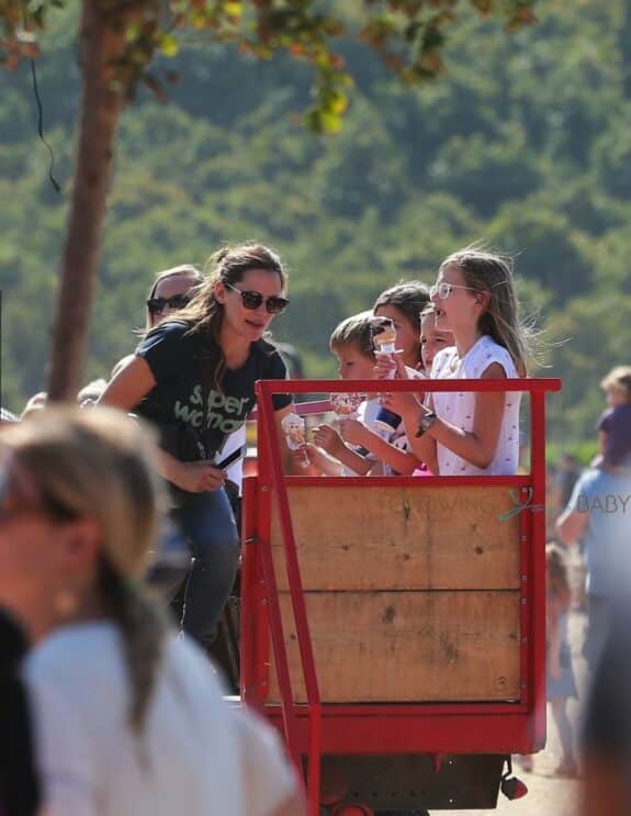 Jennifer-Garner-picks-pumpkins-at-underwood-farms