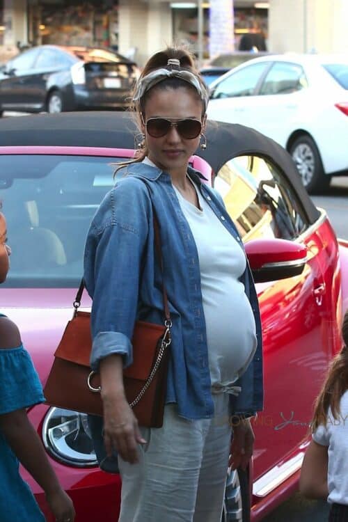 Pregnant Jessica Alba shops on black Friday