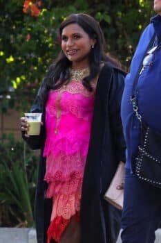 Pregnant-Mindy-Kaling-hard-at-work-on-the-set-of-The-Mindy-Project-