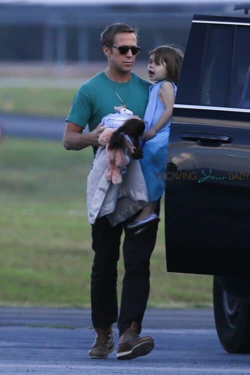 Ryan-Gosling-at-the-airport-with-his-daughter