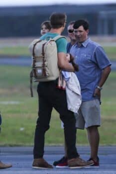 Ryan-Gosling-at-the-airport-with-his-daughter