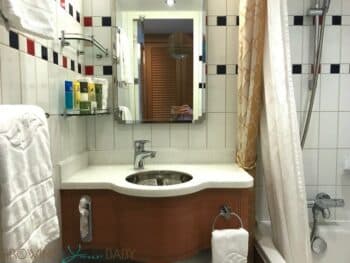 Disney Dream Deluxe Oceanview with Verandah - bathroom