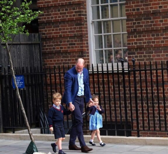 Prince William arrives at St. Mary's hospital with kids Prince George and Prince Charlotte