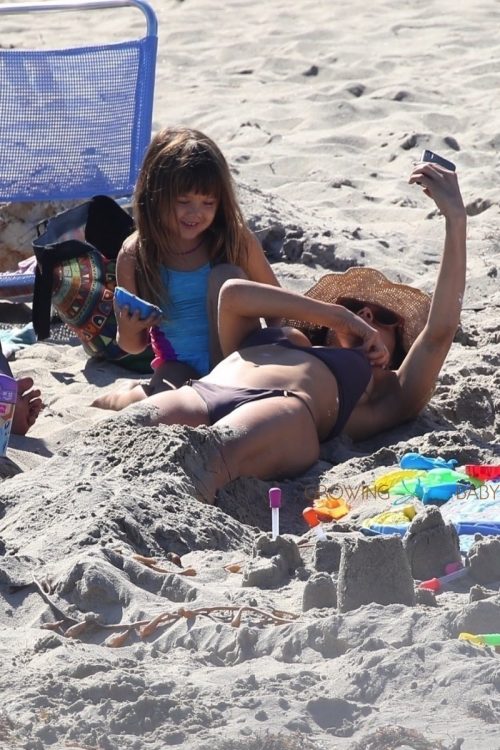 Jenna Dewan shows off her abs while enjoying a day at the beach with her daughter Everleigh Tatum