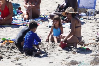 Jenna Dewan shows off her abs while enjoying a day at the beach with her daughter Everleigh Tatum