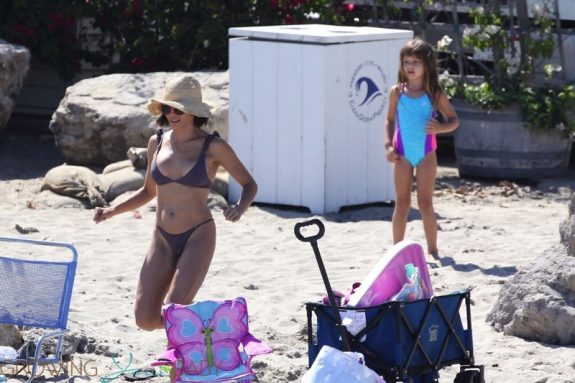 Jenna Dewan shows off her abs while enjoying a day at the beach with her daughter Everleigh Tatum