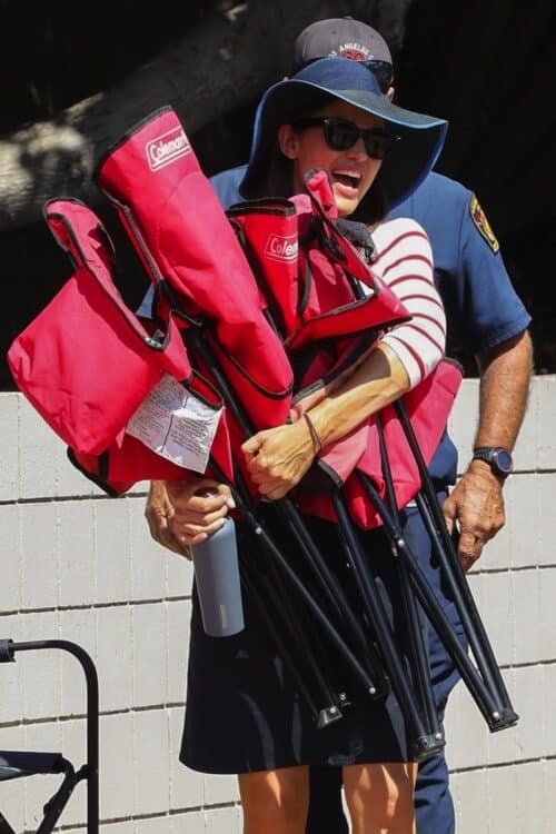 Jennifer Garner hauls her family's chairs at 4th of july parade