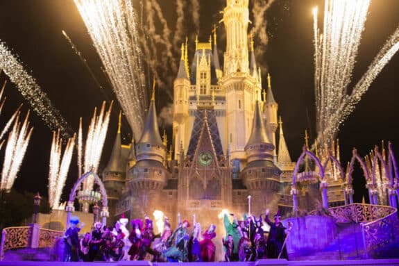 Hocus Pocus Villain Spelltacular Show during Mickeys Not-So-Scary Halloween Party