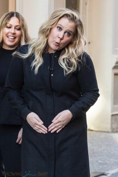 Amy Schumer turns the camera on photographers as she jokes about her pregnancy
