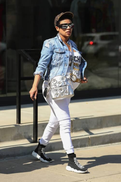 Keyshia Cole shows off her baby bump while shopping at Moschino 