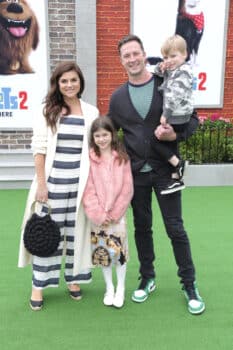 Tiffani Thiessen, Brady Smith, Holt Fisher Smith, Harper Renn Smith at Secret Life of pets 2 premiere