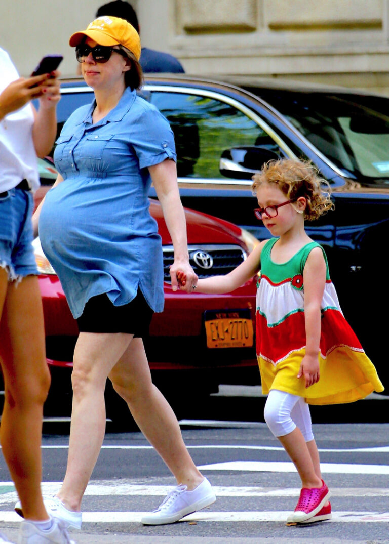 A-very-pregnant-Chelsea-Clinton-out-in-NYC-with-her-daughter-Charlotte