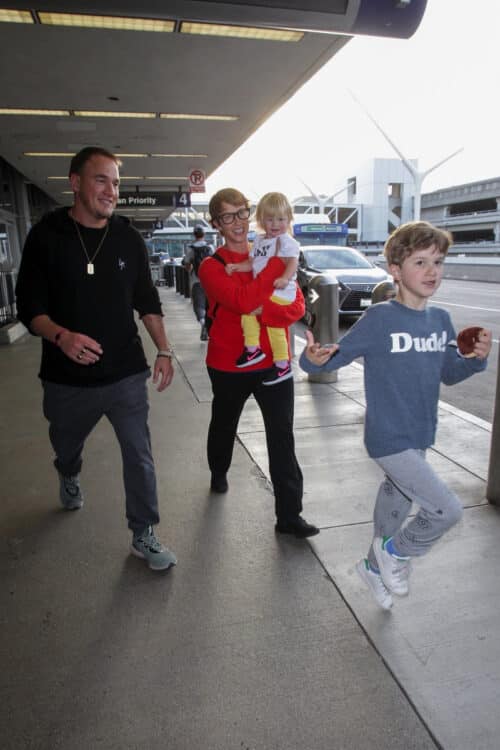  Alanis Morissette and husband Souleye arrive at LAX airport with their two kids Onyx and Ever on April 18, 2018