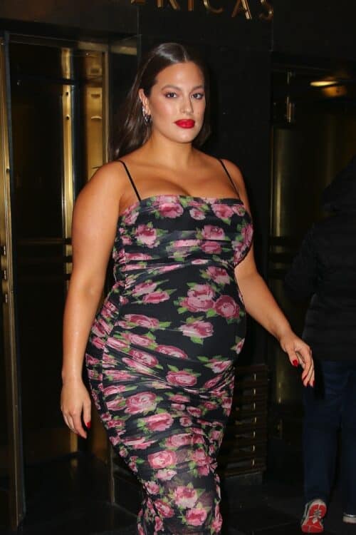 Pregnant Ashley Graham promotes her new Vogue cover at The Tonight Show Starring Jimmy Fallon 4