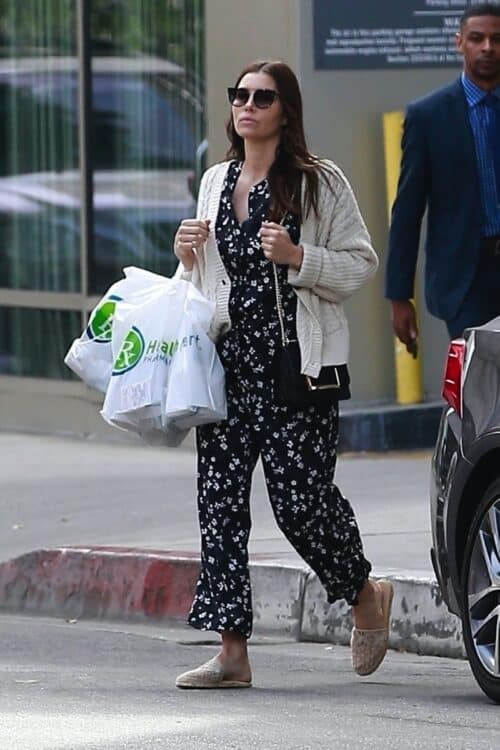  Jessica Biel has her hands full as she leaves Health Mart