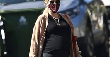 Pregnant Emma Roberts f