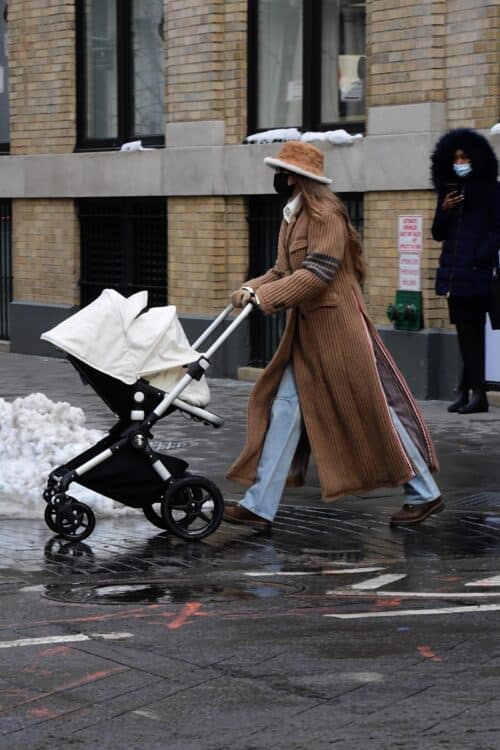 Gigi Hadid out in NYC shopping with her daughter