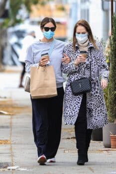 Pregnant Katharine McPhee picks up lunch to go at Croft Alley with her mom
