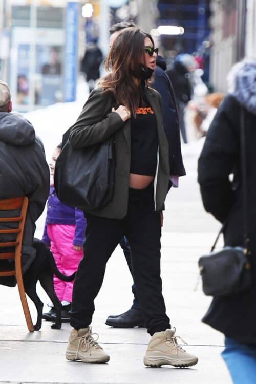 Emily Ratajkowski shows off her baby bump in NYC