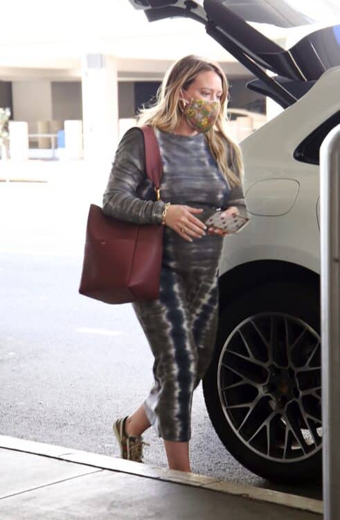 Pregnant Hilary Duff Arrives In Los Angeles After Wrapping Up 'Younger'