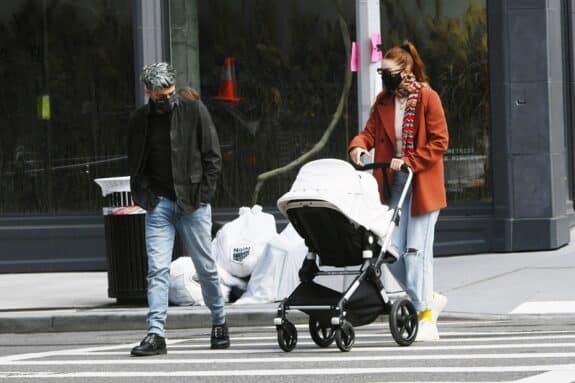 Parents Gigi Hadid and Zayn Malik enjoy an afternoon stroll with their daughter