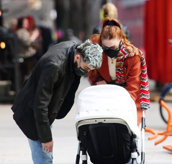 Parents Gigi Hadid and Zayn Malik enjoy an afternoon stroll with their daughter in NYC