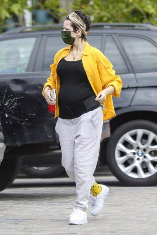 Pregnant Singer-Songwriter Halsey is out shopping for groceries